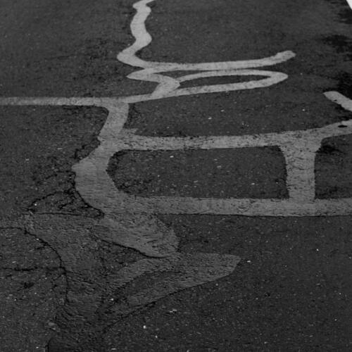 Трещина на асфальте